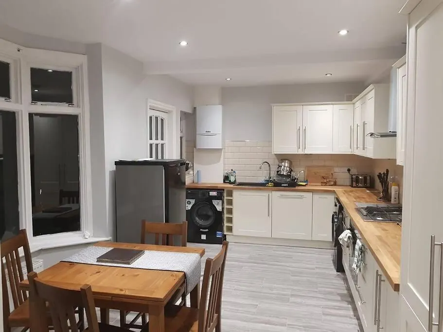 Spacious 3 Bedroom House 30Mins From London Bridge contacts